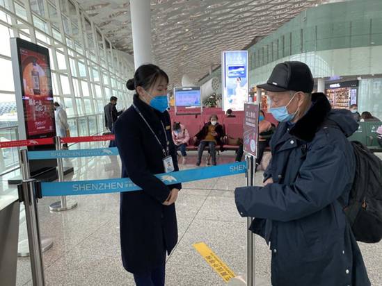 王一羊为登机旅客解疑答惑