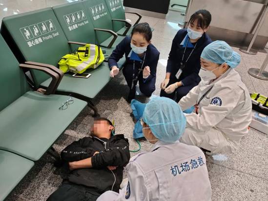 曹嘉琪和王一羊协助医护人员开展救助