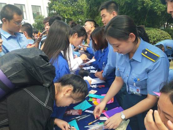 同学们积极参与活动