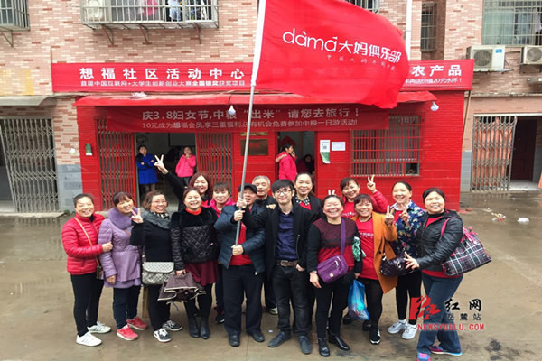 中国大妈的“儿子”雷涛与大妈们在一起