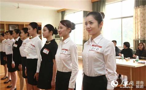 各位应聘者进行形体展示