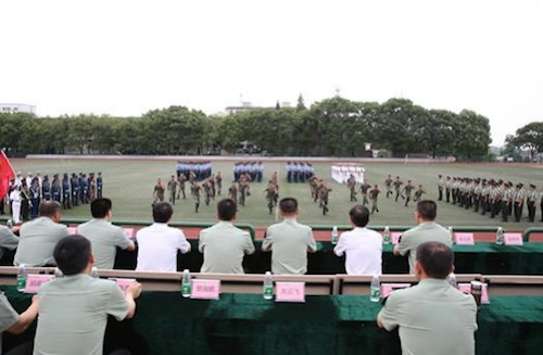 观看士官学员体能训练