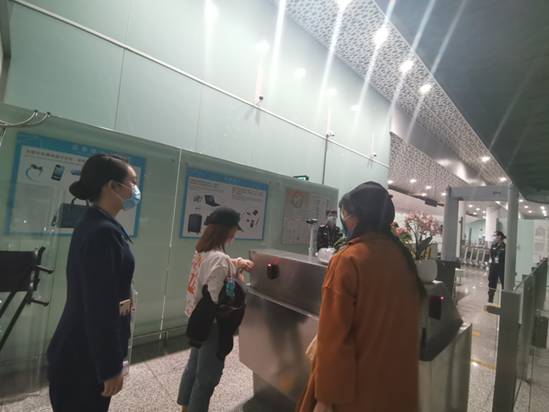 曹嘉琪在机场指引旅客过安检