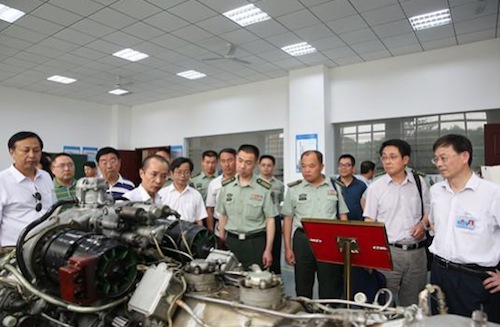 参观发动机陈列室